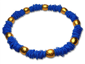Blaues Collier, Porzellan, Gummi